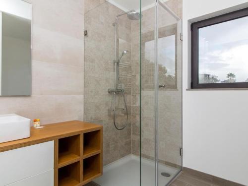 a bathroom with a shower with a glass door at Mamma Mia House by Stay ici in Pêra