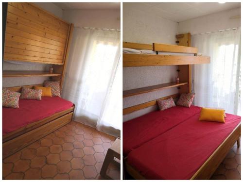 um quarto com 2 beliches e lençóis vermelhos em Appartement Bormes-les-Mimosas, 2 pièces, 5 personnes - FR-1-610-54 em Bormes-les-Mimosas