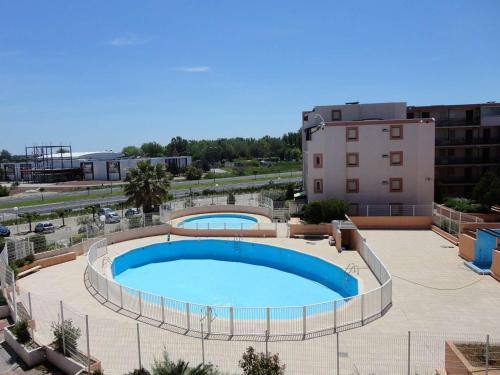 - une vue sur la grande piscine d'un bâtiment dans l'établissement Spacieux 2 pièces avec piscine, ascenseur, proche mer et commerces - FR-1-307-213, au Grau-du-Roi