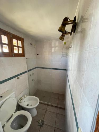 uma casa de banho com um WC e um lavatório em Cabaña en los soles de montaña em Villa Pehuenia