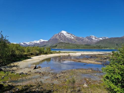 a view of a lake with mountains in the background at Sand Beachhouse in Sand