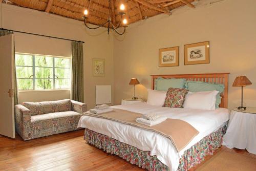 เตียงในห้องที่ Mkomazana Mountain Cottages