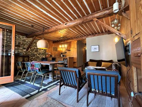 - un salon avec des chaises, une table et un canapé dans l'établissement Appartement lumineux 3 pièces – Centre station Serre Chevalier, 4 pers, à 600m des pistes - FR-1-330F-236, à La Salle Les Alpes