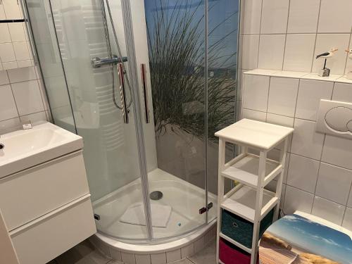 a bathroom with a shower and a toilet and a sink at Ferienwohnung Föhrmieten in Wyk auf Föhr