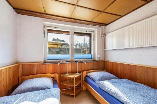a room with two beds and a window at Am Teich in Bützow