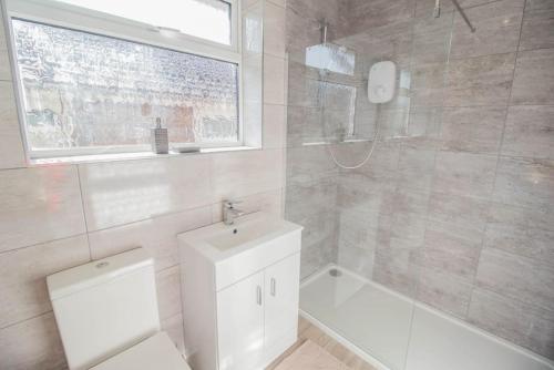 een badkamer met een toilet, een douche en een wastafel bij Olive Garden By Air Premier in Newhaven