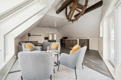 sala de estar con sillas y mesa en Stor rorbu med hoy standard, en Stamsund