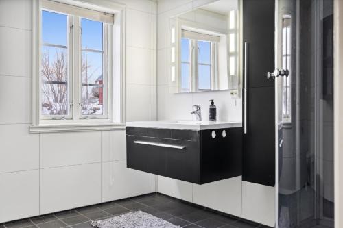 baño con lavabo y ventana en Stor rorbu med hoy standard, en Stamsund