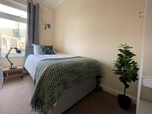A bed or beds in a room at Station House - 2bed House Central Location