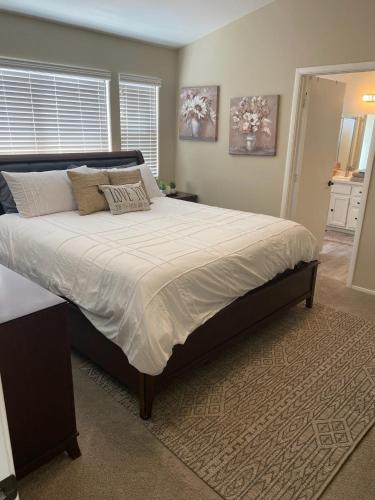 - une chambre dotée d'un grand lit avec des draps et des oreillers blancs dans l'établissement New beautifully remodeled home in Las Vegas, à Las Vegas