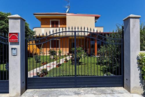 a gate in front of a house at Bed & Breakfast La Villetta in Botricello