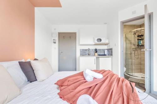 Un dormitorio con una cama con una manta naranja. en Gorgeous Longton Studio 2c en Stoke on Trent