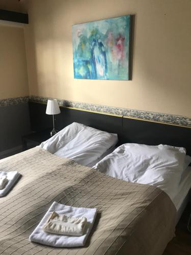 um quarto de hotel com duas camas com toalhas em Setesdal Motel & Apartments em Bygland