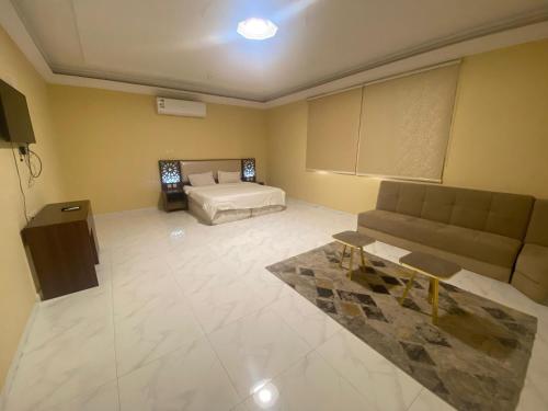مسكن الجنان للوحدات السكنية في المدينة المنورة: غرفة معيشة مع أريكة وسرير