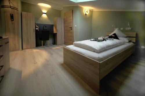 1 dormitorio con 1 cama grande en una habitación en Boardinghouse Schongau, en Schongau