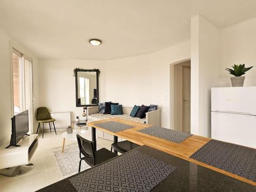 un salon avec une table et un canapé dans l'établissement A deux pas du centre Historique, à Fréjus