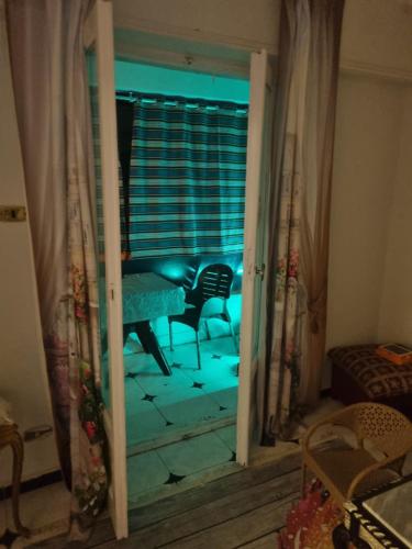 a room with a glass door with a table and a chair at ميدان سفنكس .جامعة الدول العربية in Cairo