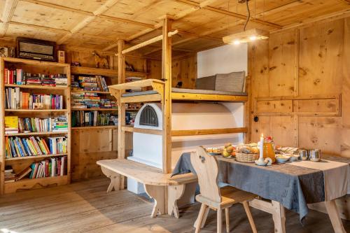 a room with a table and a bunk bed at Malsötscherhof Apt A in Villandro
