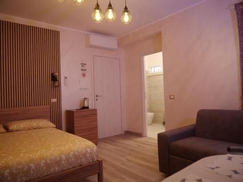 Ένα ή περισσότερα κρεβάτια σε δωμάτιο στο Our Guest House