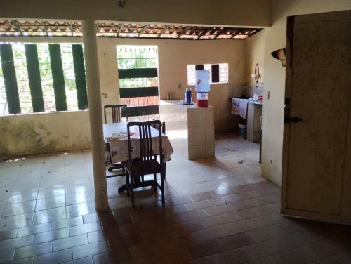 een keuken met een tafel en stoelen in een kamer bij Casa Centro Parajuru in Parajuru
