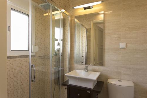 y baño con aseo, lavabo y ducha. en Gaspar House en Lisboa