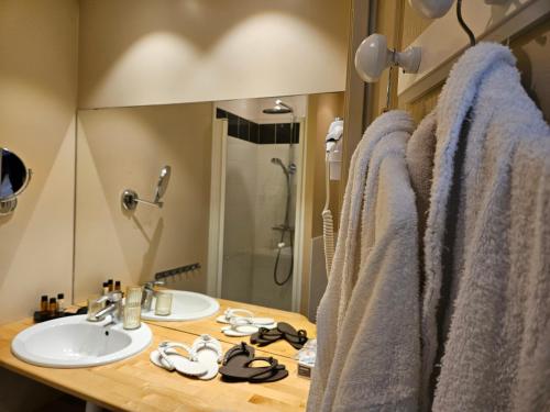 Bilik mandi di La Fraîchette-Hôtel & Spa