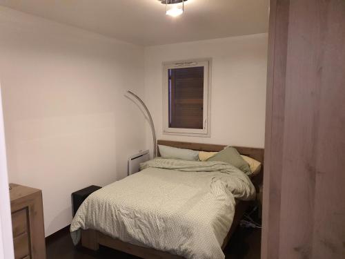 - une petite chambre avec un lit et une fenêtre dans l'établissement Sublime appartement climatisé proche Orly pour 8 personnes, à Vigneux-sur-Seine