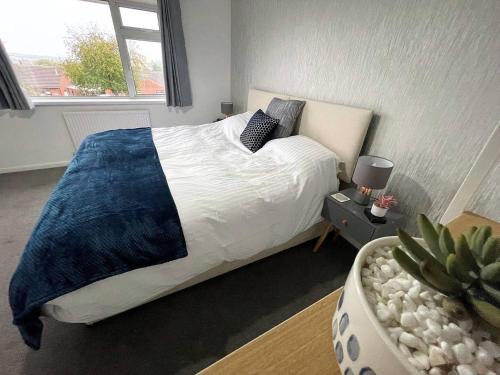um quarto com uma cama grande e uma planta em Comfortable Contractor Let 4bed em Lincolnshire