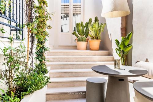 a stairway with potted plants and a table at Alma Suite in Noto
