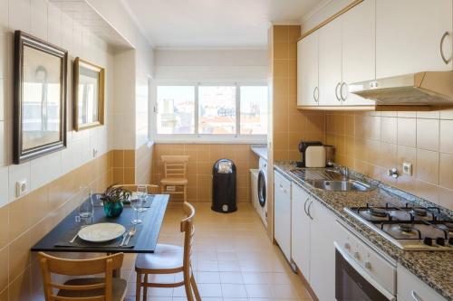 uma cozinha com um lavatório e uma bancada em Ola Lisbon - Penha de Franca em Lisboa