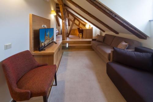 salon z kanapą i telewizorem w obiekcie Havelska Old Town Residence w Pradze