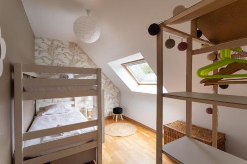 フレエルにあるLes Ajoncs d'Or - Maison 3 chambres à Fréhelの二段ベッドが2つと窓のある部屋