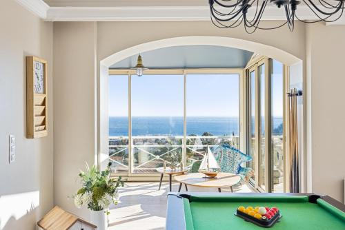 - un billard dans le salon avec vue sur l'océan dans l'établissement Villa Bastide : Sea view / Hot Tub / Sauna, à Vallauris