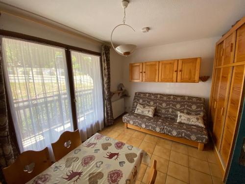 un salon avec un canapé et une table dans l'établissement Appartement cosy à Praz-sur-Arly - 35 m² - Vue montagne, à Praz-sur-Arly