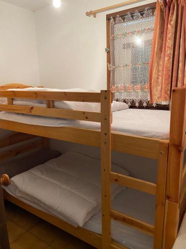 - deux lits superposés dans une chambre dans l'établissement Appartement cosy à Praz-sur-Arly - 35 m² - Vue montagne, à Praz-sur-Arly
