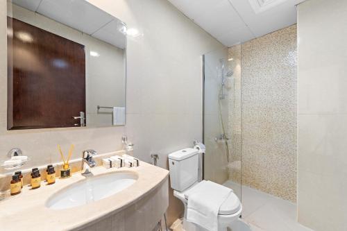 ドバイにあるSilkhaus Chic Luxury Studio Opposite Silicon Oasis Shopping Mallのバスルーム(洗面台、トイレ、シャワー付)