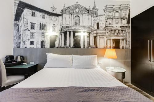 1 dormitorio con 1 cama grande y un edificio en Residenza A -Via Veneto Fashion Rooms -self check-in en Roma