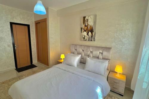 เตียงในห้องที่ T6 Appartement entièrement neuf au cœur de Témara