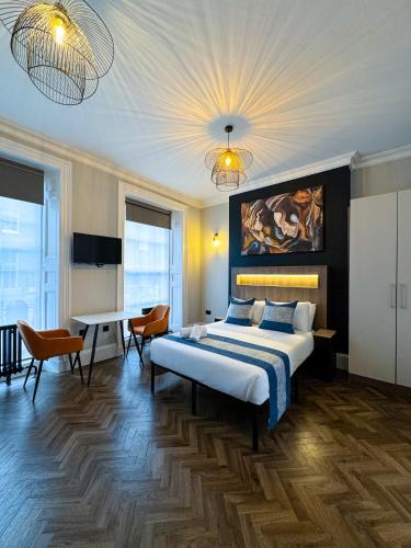 a bedroom with a bed and a table and chairs at Imperial York Street Apartments in London