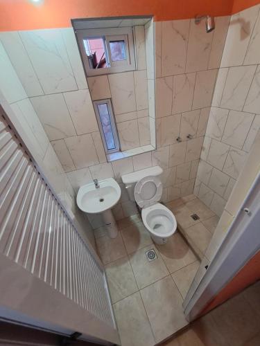 an overhead view of a bathroom with a toilet and sink at Las Moras in Maimará