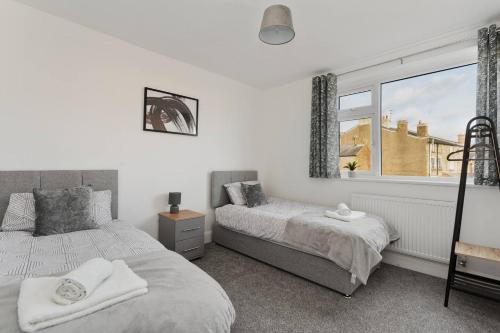 a bedroom with two beds and a window at Spacious 5-bed House Private Parking in Newark upon Trent