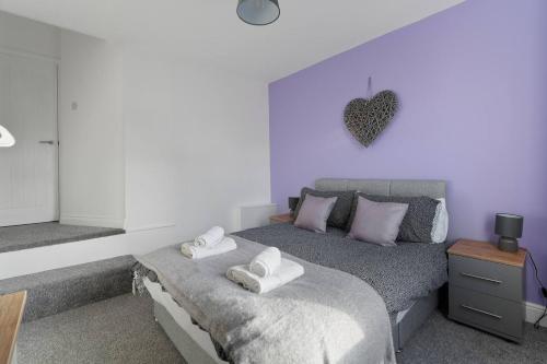 a bedroom with a bed with towels on it at Spacious 5-bed House Private Parking in Newark upon Trent