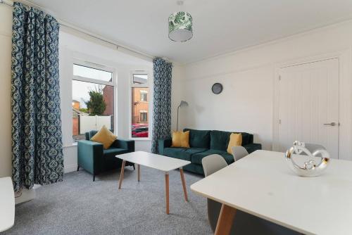 a living room with a couch and a table at Spacious 5-bed House Private Parking in Newark upon Trent