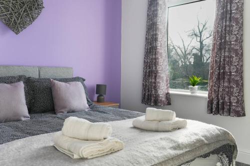 a bedroom with a bed with two towels on it at Spacious 5-bed House Private Parking in Newark upon Trent