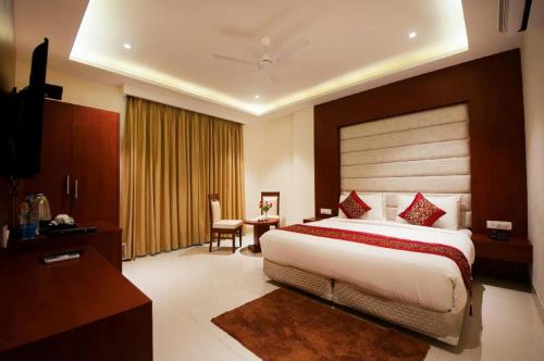 a bedroom with a large bed in a hotel room at Prime Z Suites Hotel- Near Delhi International Airport in New Delhi