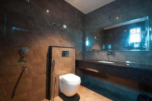 uma casa de banho com um WC e um lavatório em Prime Z Suites Hotel- Near Delhi International Airport em Nova Deli