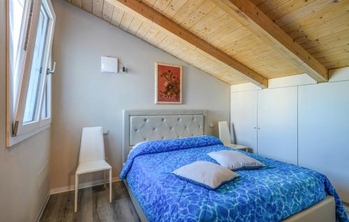 una camera con letto e piumone blu di piccolo chalet a Marotta