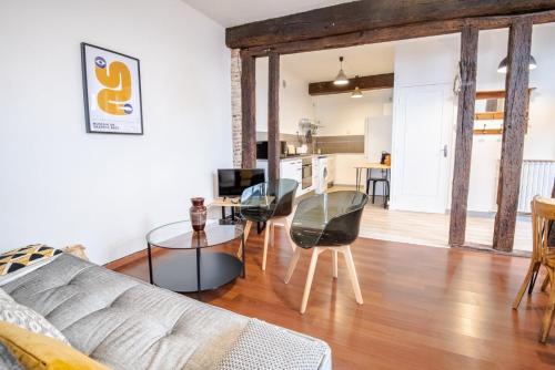 un salon avec un canapé et une table dans l'établissement Follow the arrow - Nice flat in the city center, à Tours