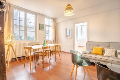 un salon avec un canapé, une table et des chaises dans l'établissement Follow the arrow - Nice flat in the city center, à Tours