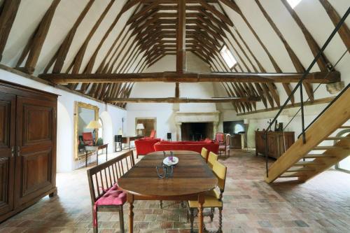 salon z drewnianym stołem i kanapą w obiekcie 184 Walvein - EGLISE w Tours